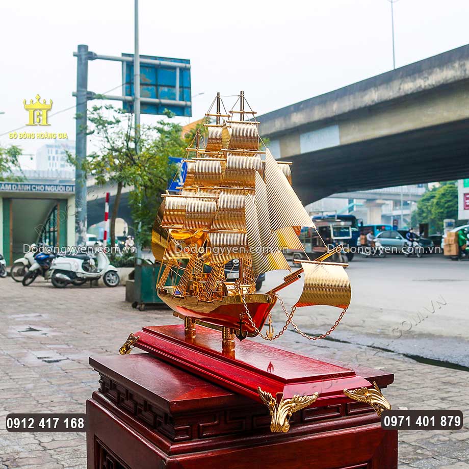 Phần ch&acirc;n đế được l&agrave;m bằng gỗ tự nhi&ecirc;n chắc chắn